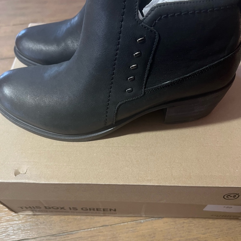 Clarks Neva Lo Black Leather Ankle Booties - Picture 2 of 7